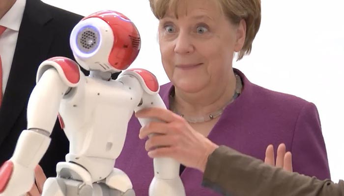 جرمن چانسلر اینجیلامارکل نے روبوٹ کو دوست بنا لیا