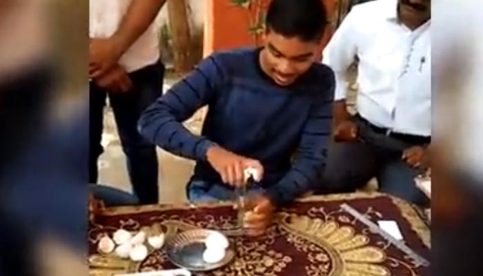 بھارتی نوجوان نے30 سیکنڈ میں 6کچے انڈے نگل لئے
