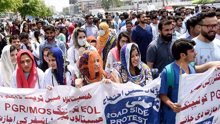 پنجاب میں ینگ ڈاکٹرز مطالبات لے کر پھر سڑکوں پر آ گئے