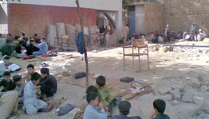 کے پی میں بغیر چھت اور کرایہ کی عمارتوں میں قائم اسکولوں کا انکشاف