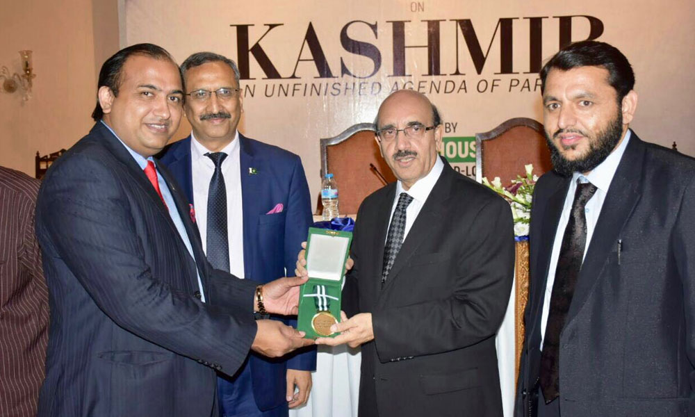 آزاد کشمیر کے صدر نےصحافی عرفان صدیقی کو گولڈ میڈل سے نوازا
