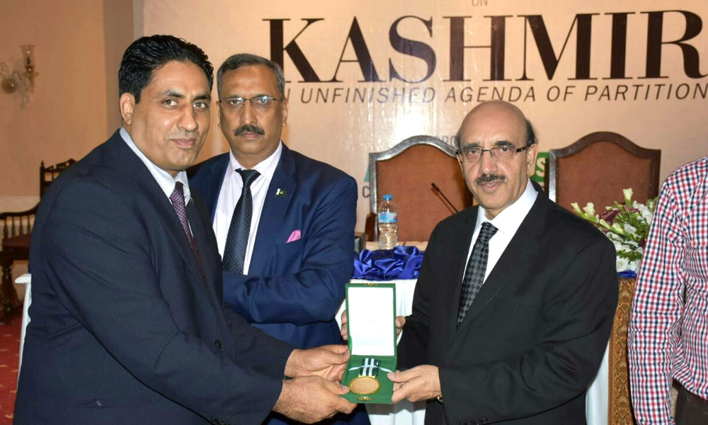 آزاد کشمیر کے صدر نےصحافی عرفان صدیقی کو گولڈ میڈل سے نوازا
