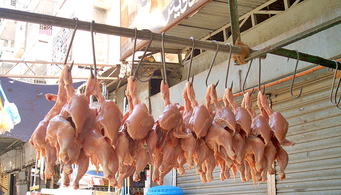 لاہور، رمضان سے قبل مرغی کے گوشت کی قیمتوں کو پَر لگ گئے