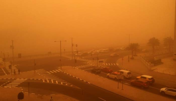دبئی، شارجہ اورمتحدہ عرب امارات کے مختلف شہروں میں ریت کا طوفان