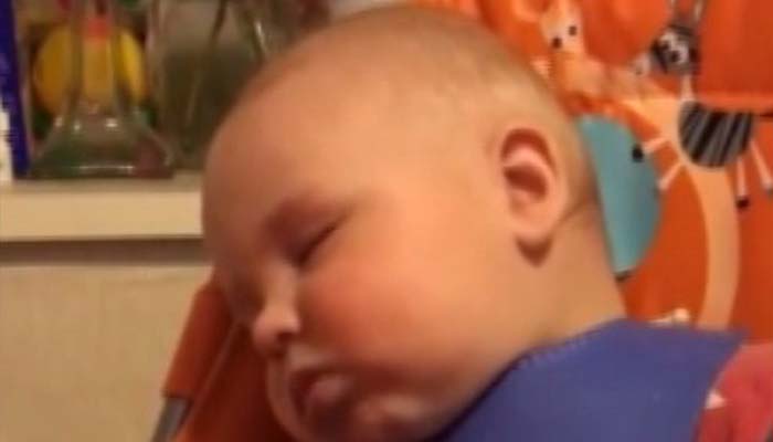 نیند کی وادیوں میں کھوئے بچے کی دلچسپ ویڈیو