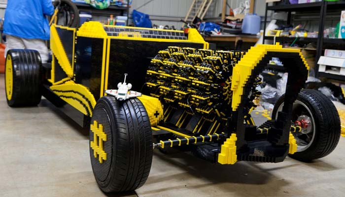 پانچ لاکھ سے زائد لیگو برکس سے بنی گاڑی