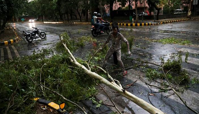 بھارت: طوفان سے 5 ریاستیں متاثر، 80 افراد ہلاک، 136 زخمی 