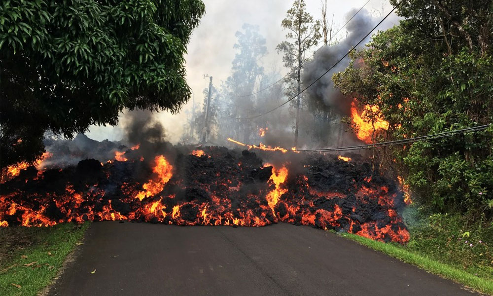 ہوائی کے آتش فشاں سے لاوے کا اخراج جاری، سڑکوں پر دراڑیں