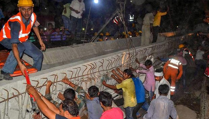 بھارت:بنارس میں زیر تعمیر پل گرنے سے 18 افراد ہلاک 