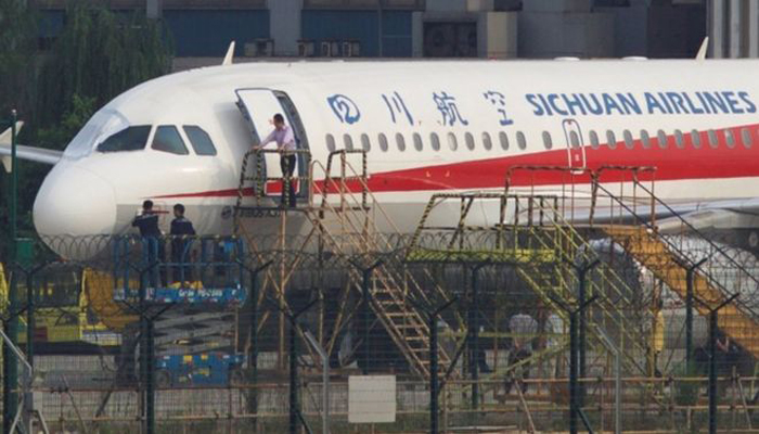 چین، 32 ہزار فٹ کی بلندی پر جہاز کی ونڈ اسکرین ٹوٹ گئی