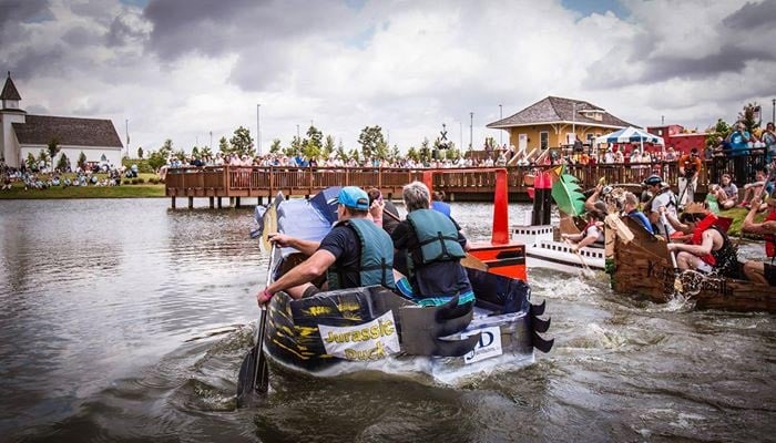 امریکامیں گتوں سے بنی کشتیوں کے درمیان بوٹ ریس 