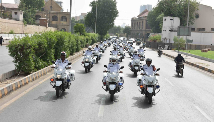 کراچی ، 100 نیو ہیوی بائیکس پر ٹریفک پولیس افسران کا فلیگ مارچ