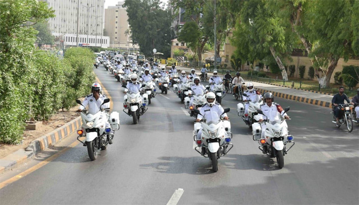 کراچی ، 100 نیو ہیوی بائیکس پر ٹریفک پولیس افسران کا فلیگ مارچ