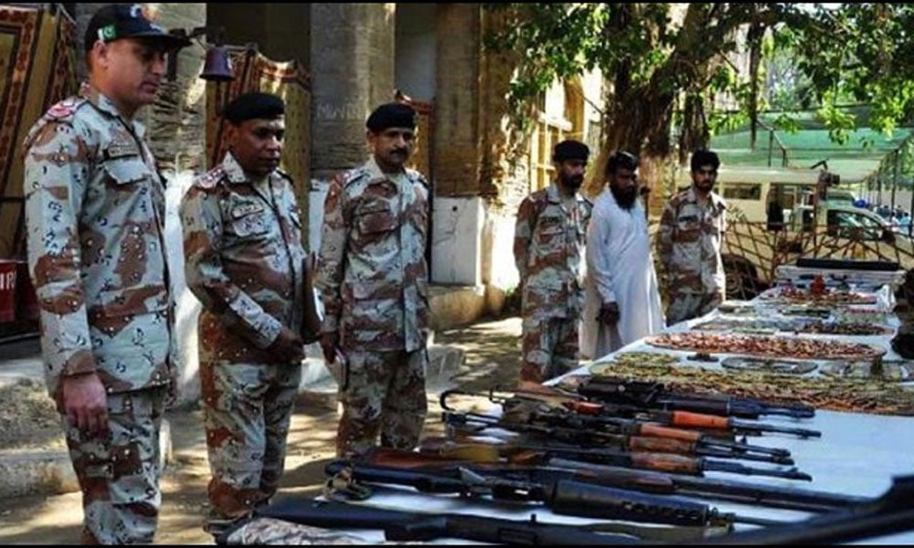 کراچی : گولیمار میں رینجرز کا چھاپہ، بھاری مقدار میں اسلحہ برآمد
