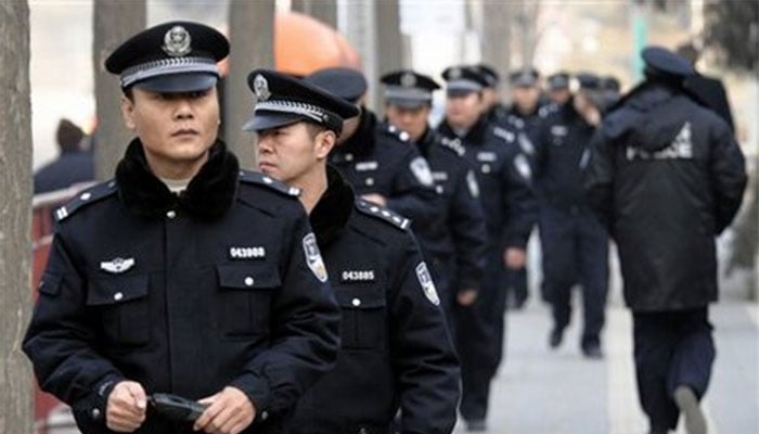 چین میں پولیس اہلکاروں نے فرض شناسی کی مثال قائم کردی