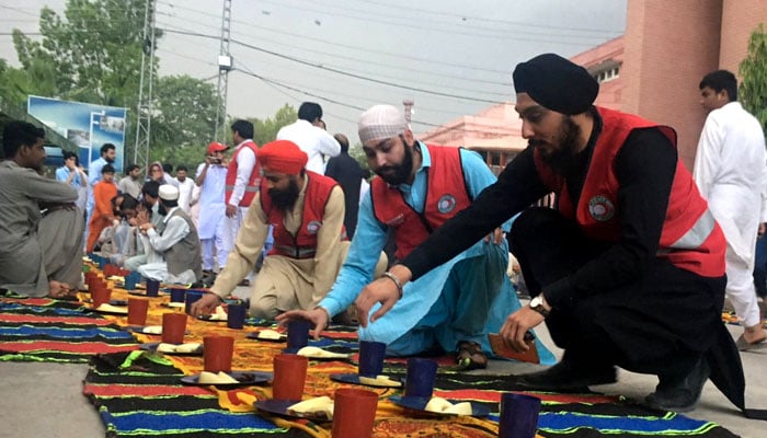 پشاور: سکھ اور عیسائی برادری کی جانب سے مسلمانوں کیلئے افطاری کا اہتمام