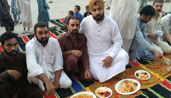 پشاور: سکھ اور عیسائی برادری کی جانب سے مسلمانوں کیلئے افطاری کا اہتمام