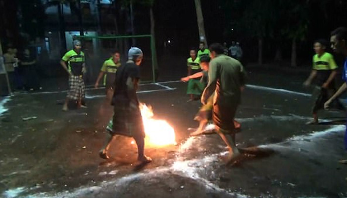 شعلوں میں لپٹے ناریل کے خول سے فٹبال کھیلنے کی روایت