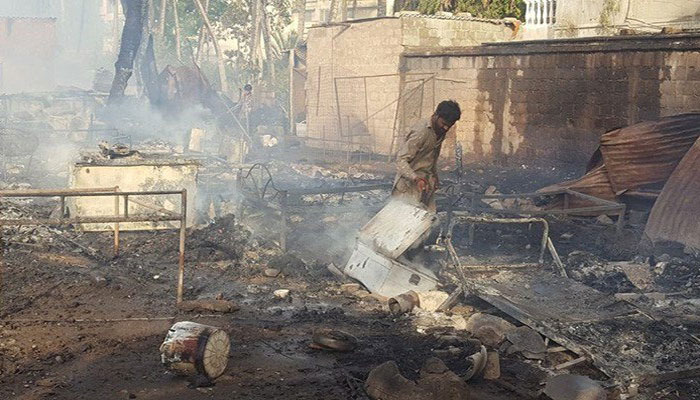 کراچی، گلشن اقبال میں 200 جھگیاں جل گئیں، بچی جاں بحق