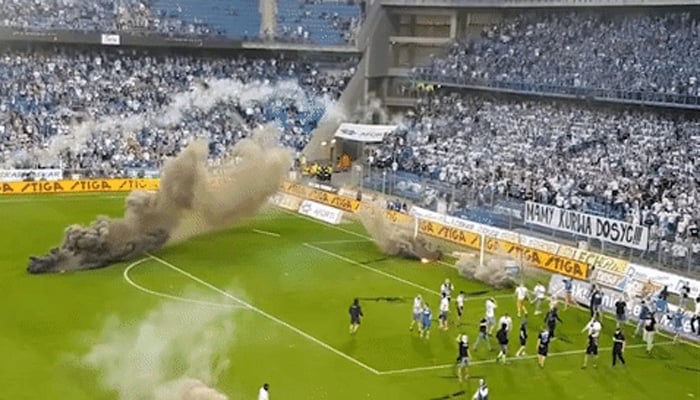 پولینڈ میں فٹبال اسٹیڈیم میدان جنگ بن گیا