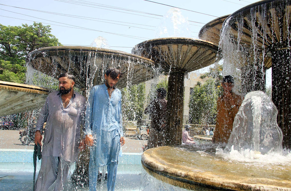 کراچی آرٹس کونسل کے سامنے فوارہ واٹر پارک بن گیا