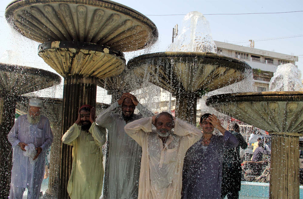 کراچی آرٹس کونسل کے سامنے فوارہ واٹر پارک بن گیا