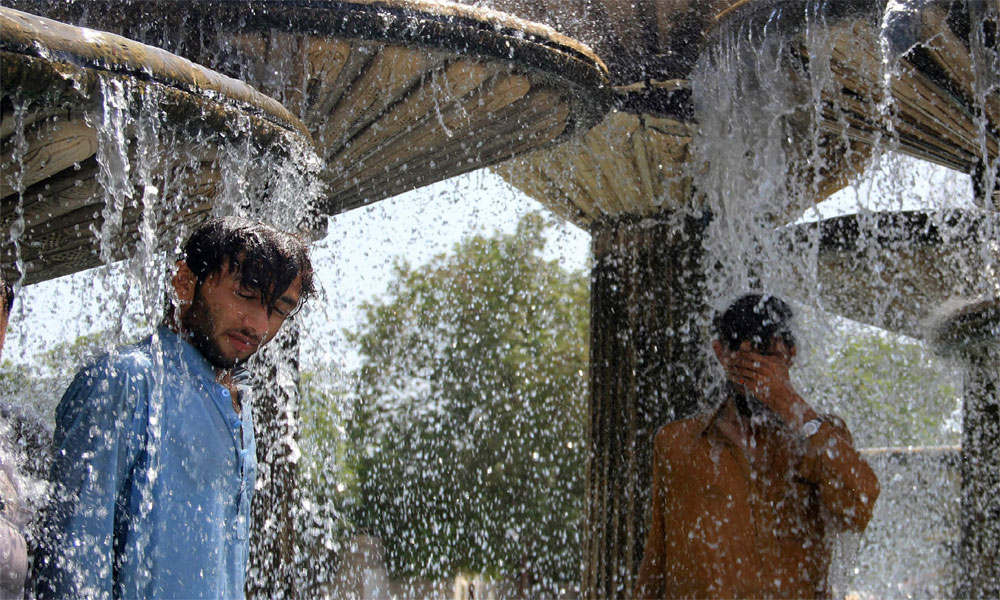 کراچی آرٹس کونسل کے سامنے فوارہ واٹر پارک بن گیا