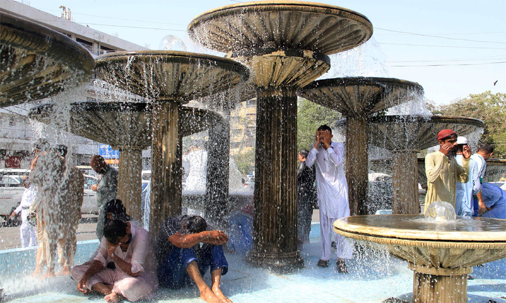 کراچی آرٹس کونسل کے سامنے فوارہ واٹر پارک بن گیا