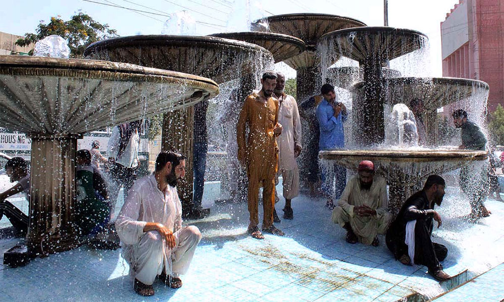 کراچی آرٹس کونسل کے سامنے فوارہ واٹر پارک بن گیا