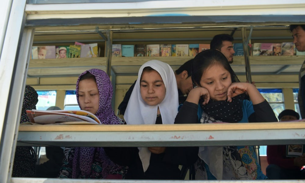 افغانستان میں چلتی پھرتی بس لائبریری 