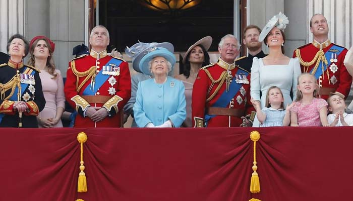 ملکہ برطانیہ کی 92ویں سالگرہ پر لندن میں شاندا ر پریڈ 