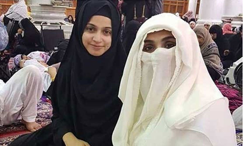 اداکارہ نور کی بشری بی بی سے مسجد نبوی میں ملاقات