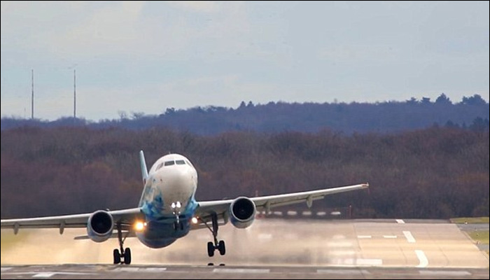 برطانیہ میں طوفانی ہواؤں نے جہازوں کی لینڈنگ مشکل بنادی