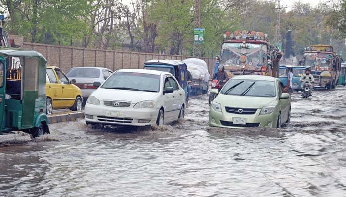 پشاور، ملتان سمیت کئی علاقوں میں گرج چمک کےساتھ بارش 