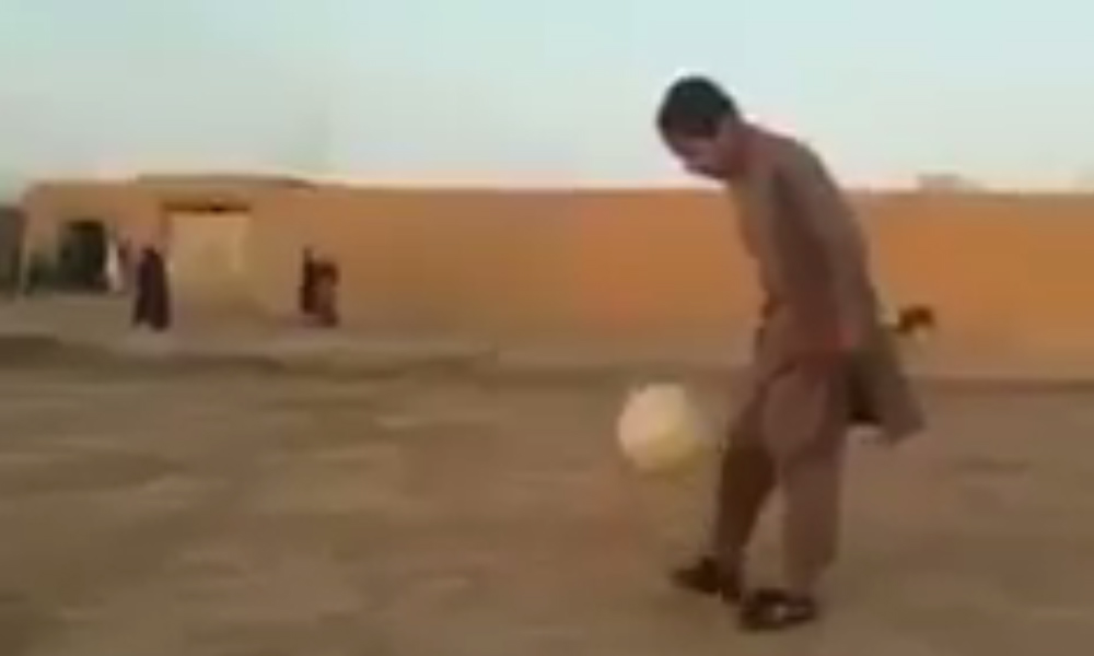 پاکستانی بچے کا فٹبال سے کرتب بازی کا شاندار مظاہرہ