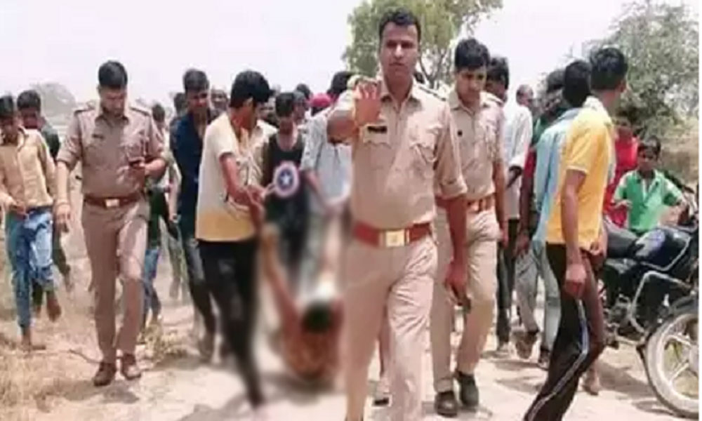 مسلم نوجوان کی لاش گھسیٹ کر لے جاتی بھارتی پولیس کی تصویر وائرل