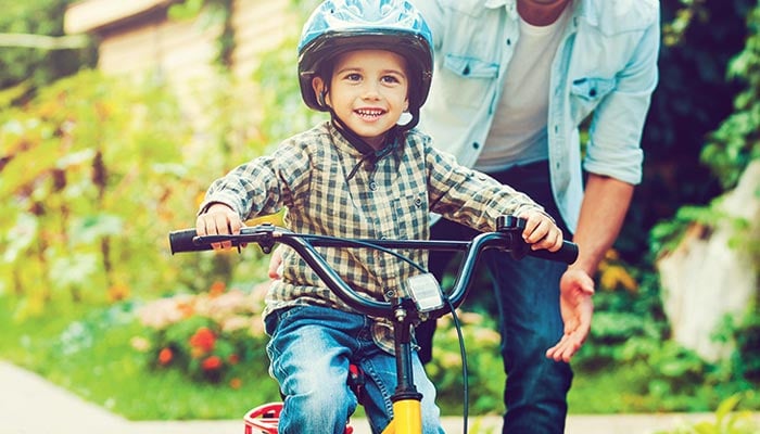 والدین بچوں کو سائیکل چلانے کی ترغیب دیں