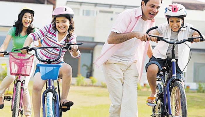 والدین بچوں کو سائیکل چلانے کی ترغیب دیں
