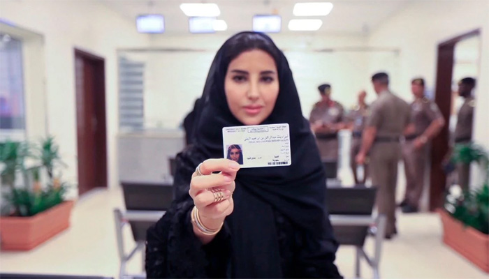 ڈرائیونگ لائسنس ، سعودی خواتین نے درخواستوں کا ڈھیر لگادیا 