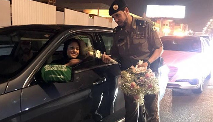 سعودی پولیس اہلکاروں کا خواتین ڈرائیورز کو خراجِ تحسین 