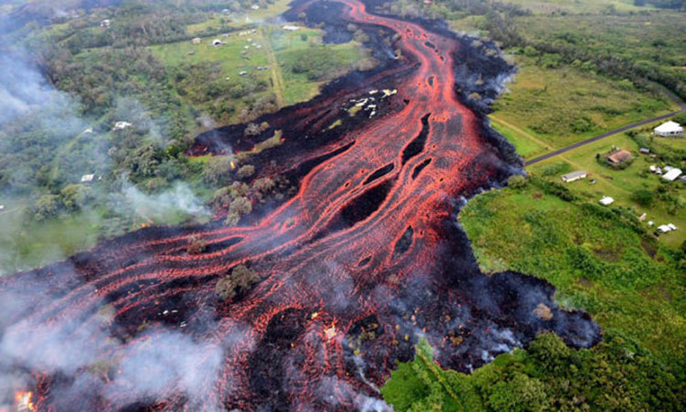 The stream of water flowed from the flames of the air