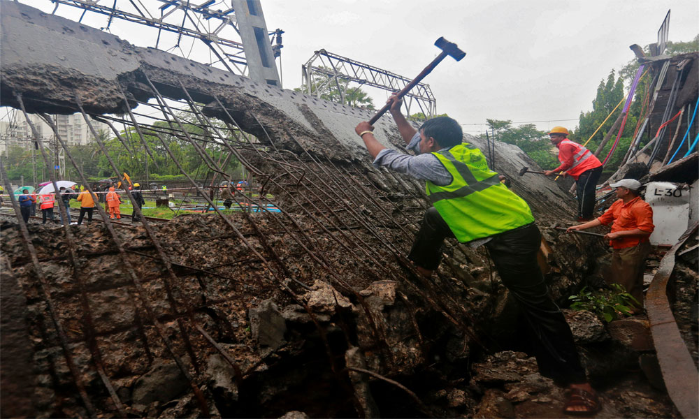 شدید بارشوں سے ممبئی میں پل ٹوٹ گیا، 6 افراد زخمی 