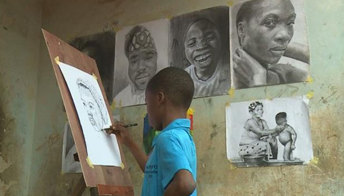 11سالہ نائجیرین بچہ پینسل سے دیدہ زیب تصاویر بنانے میں ماہر 