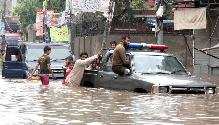 لاہور: بارش سے سڑکوں پر 3بڑے سنک ہول بن گئے