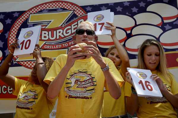 واشنگٹن میں پیٹو افراد کے درمیان برگر کھانے کے دلچسپ مقابلے کا انعقاد