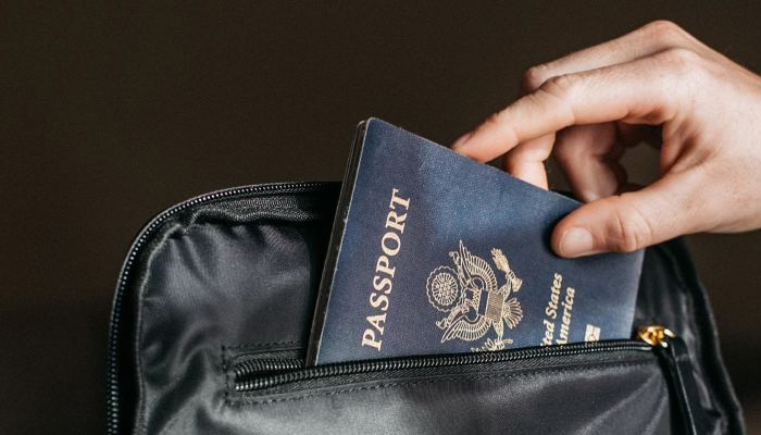 پاسپورٹ پر مسکراتی تصویر کے پیچھے کیا راز ہے؟