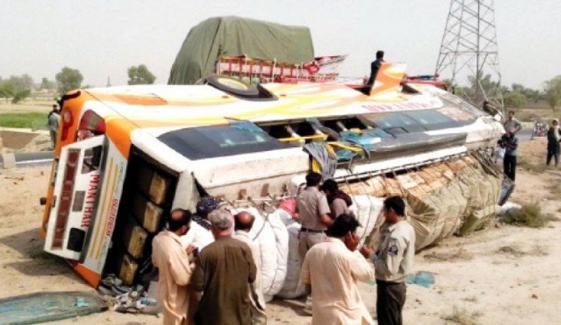نواب شاہ: مسافر کوچ، وین اور کار میں تصادم، 11 جاں بحق