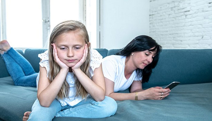 والدین میں فون کا زیادہ استعمال بچوں میں برے رویے کا باعث