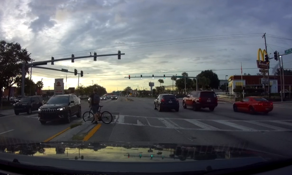 فلوریڈا میں تیزرفتار کار نے سائیکل سوار کو ٹکر ماردی 