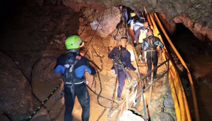 تھائی لینڈ :فٹبال ٹیم 6بچے غار سے نکال لئے گئے 